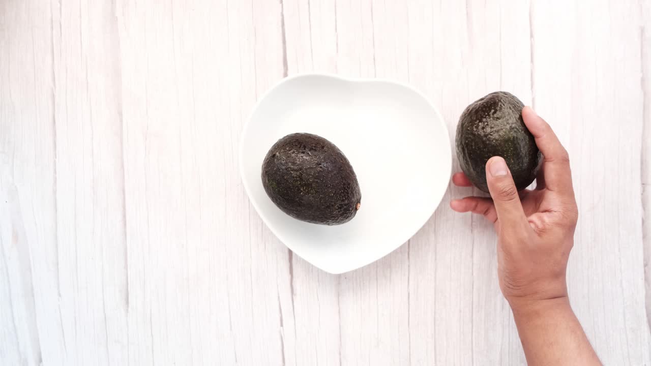 dos aguacates en un plato blanco