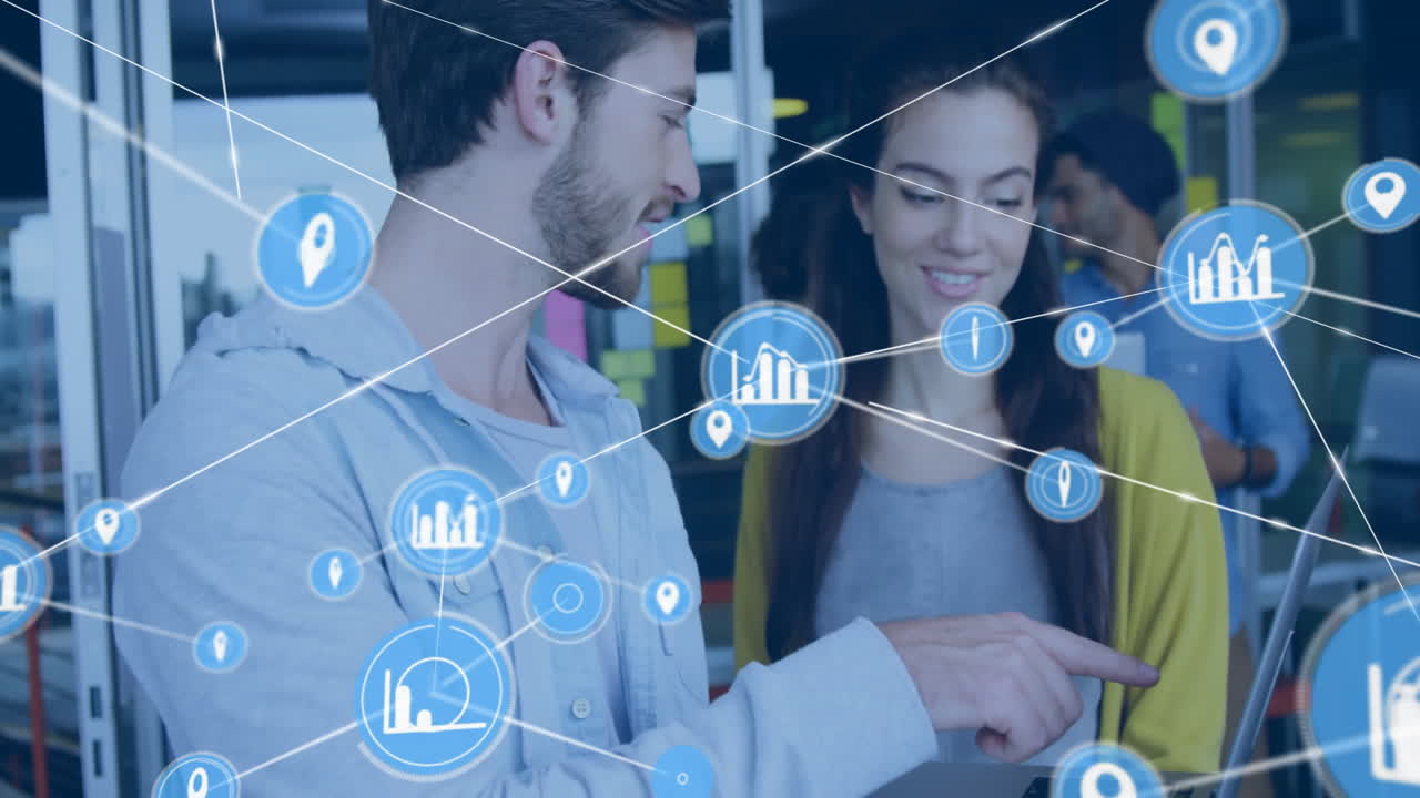 animación de la red de conexiones con iconos sobre diversos colegas discutiendo el trabajo en la oficina