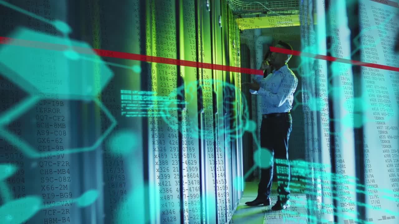 animación del procesamiento de datos sobre un trabajador afroamericano en la sala del servidor