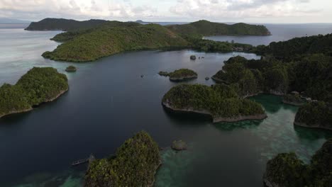 amazing-view-of-the-tropical-islands-in-the-last-paradise-raja-ampat-indonesia