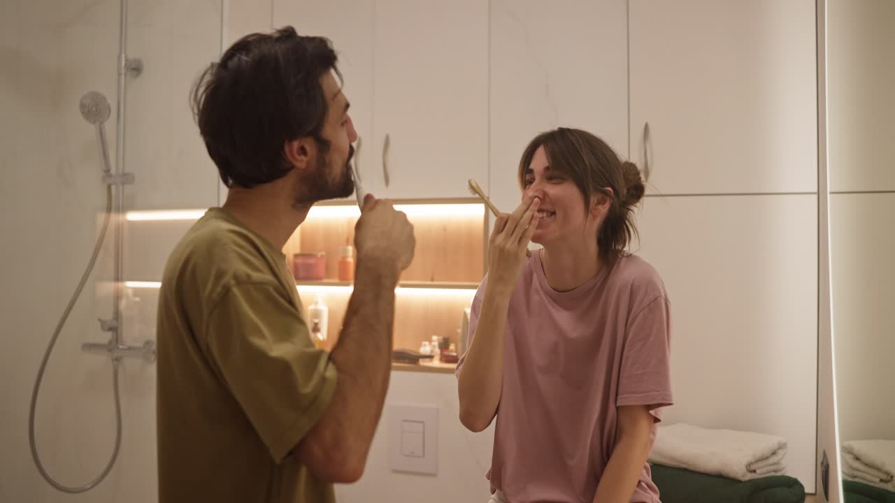 화장실 에서 치아 를 는 부부