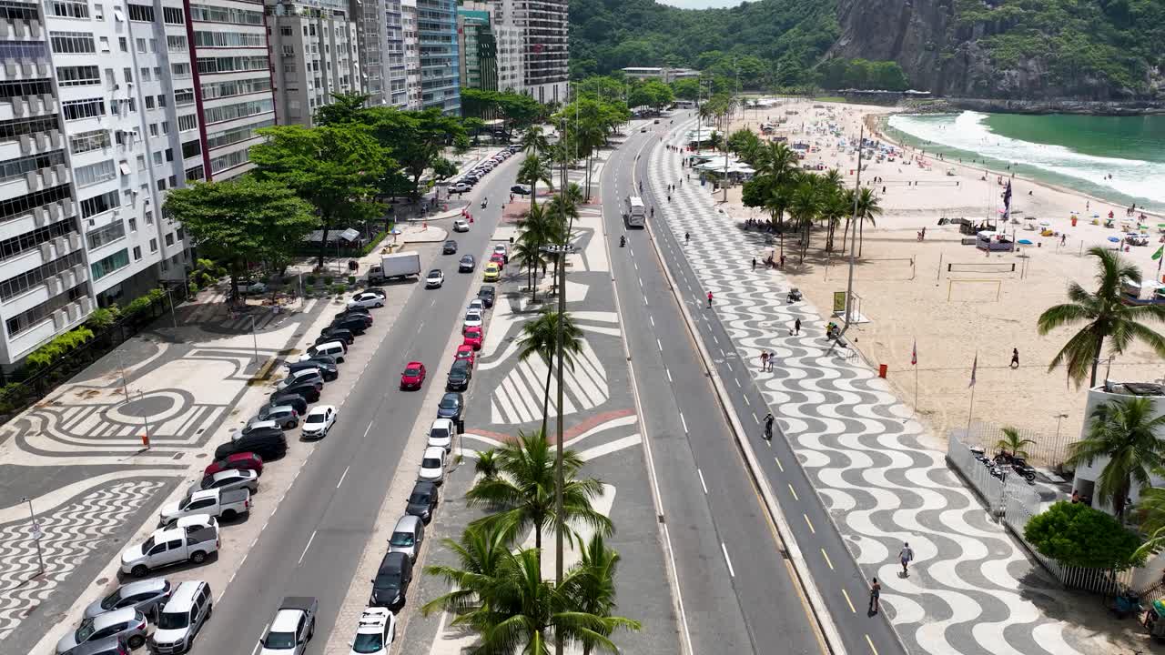 avenida atlántica en la playa de copacabana en río de janeiro, brasil