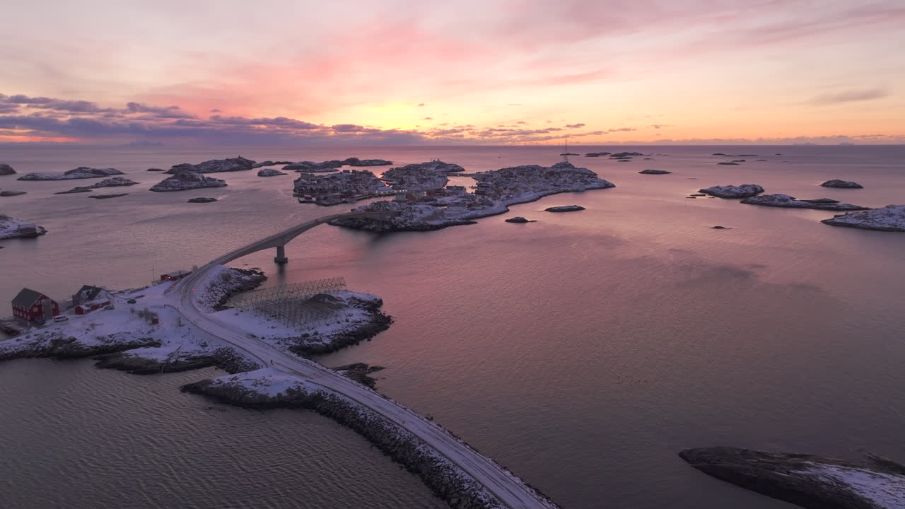 спокойный зимний закат над хеннингваэром в лофотене, норвегия, с видом на доли