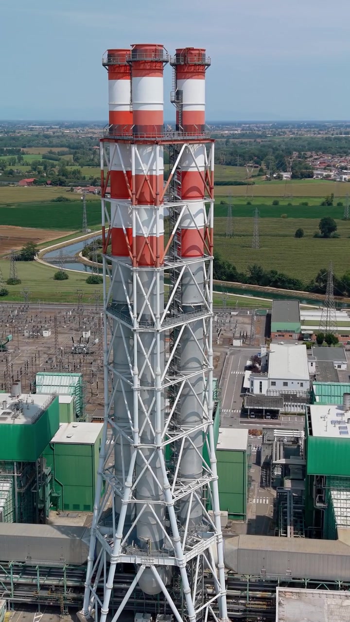Luftaufnahme des Wärmekraftwerks Tavazzano-Montanaso in der Industrielandschaft Norditaliens. Geeignet für Dokumentationen und redaktionelle Beiträge über Energie, Industrie, Infrastruktur.