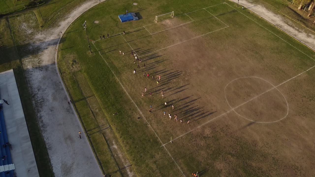 дети бегут по футбольному полю во время тренировки