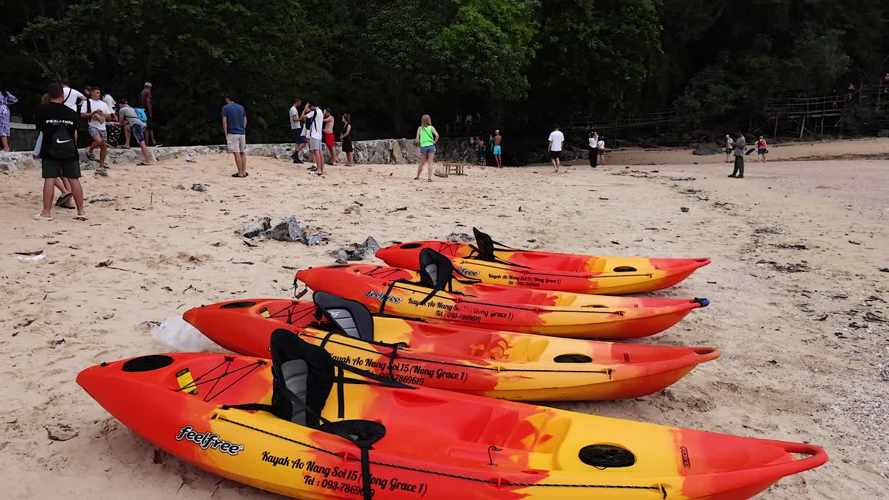 Kayak colorati e persone su una spiaggia sabbiosa