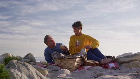 pareja disfrutando del tiempo libre junto al mar