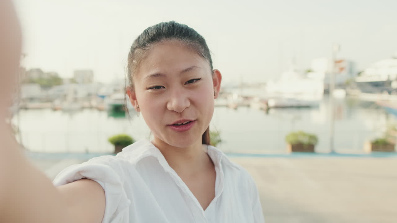 Phụ nữ châu Á chụp ảnh selfie ở bến du thuyền
