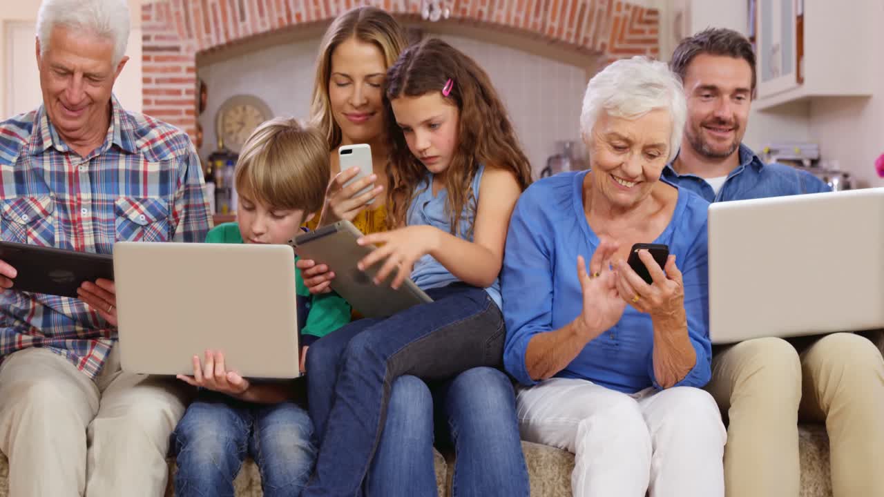 Flergenerationsfamilie bruger enheder