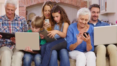 familia de varias generaciones que utilizan dispositivos