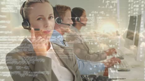 animazione dell'elaborazione dei dati su uomini d'affari che utilizzano cuffie telefoniche