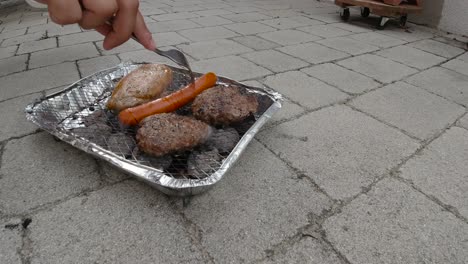 lapso de tiempo de la mini parrilla de barbacoa desechable con hamburguesas, salchichas y carne
