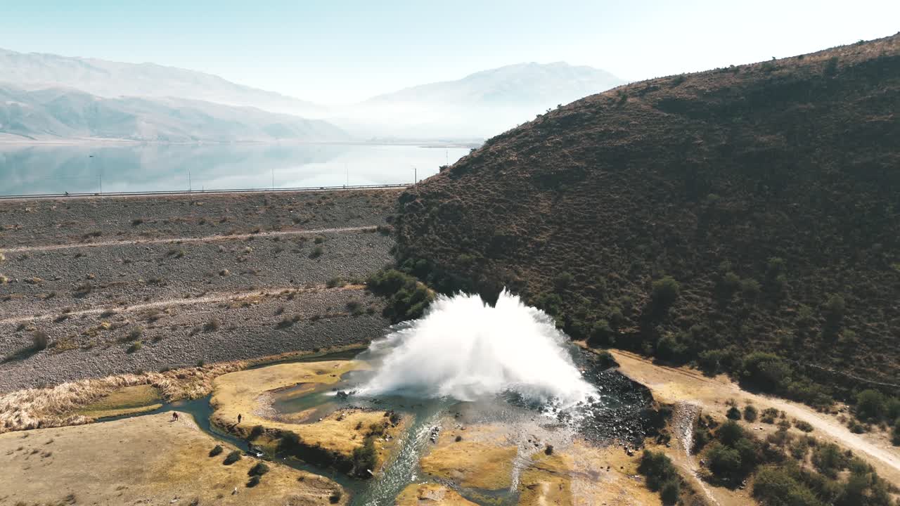 el agua se descarga con fuerza a alta presión de la presa de la angostura en tafí del valle, argentina