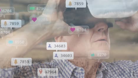 iconos digitales con números crecientes sobre el hombre mayor que usa auriculares vr contra el paisaje urbano