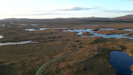 Vista-Aérea-De-Connemara,-Región-Cautivadora-En-El-Corazón-De-Irlanda,-Lienzo-En-Constante-Evolución-Que-Es-La-Campiña-Irlandesa,-Una-Invitación-Para-Que-Todos-Sean-Testigos-De-La-Impresionante-Armonía-De-La-Tierra-Y-El-Agua.