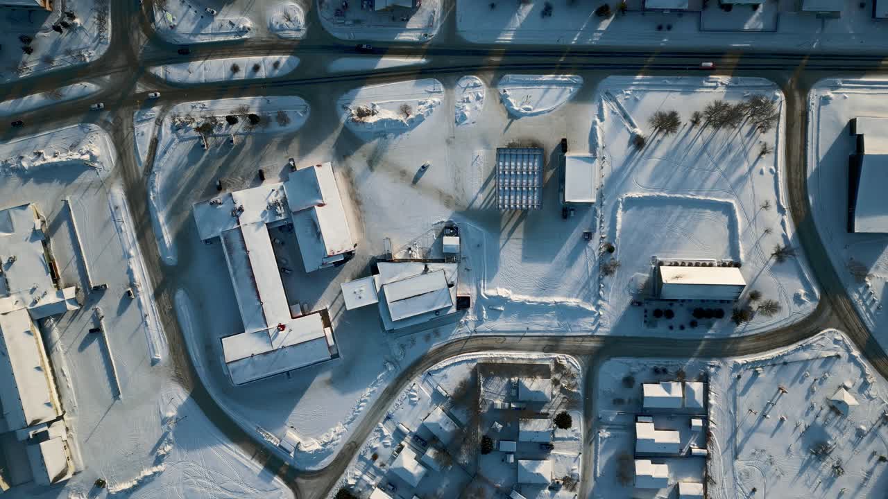 오버헤드 레이아웃 드론 (overhead layout drone) 은 캐나다 북부 마니토바 주 슨에 있는 미스터리 레이크 호텔 (mystery lake hotel) 의 광범위한 입니다.