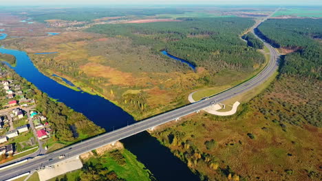 vista del paisaje del avión no tripulado puente de la autopista sobre el río. vista del área paisaje de la carretera de la ciudad