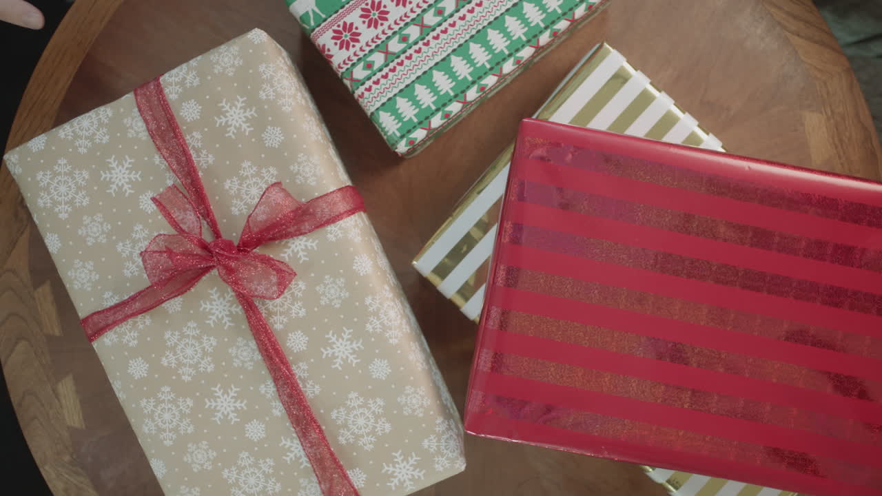 los regalos de navidad se quitan de una mesa