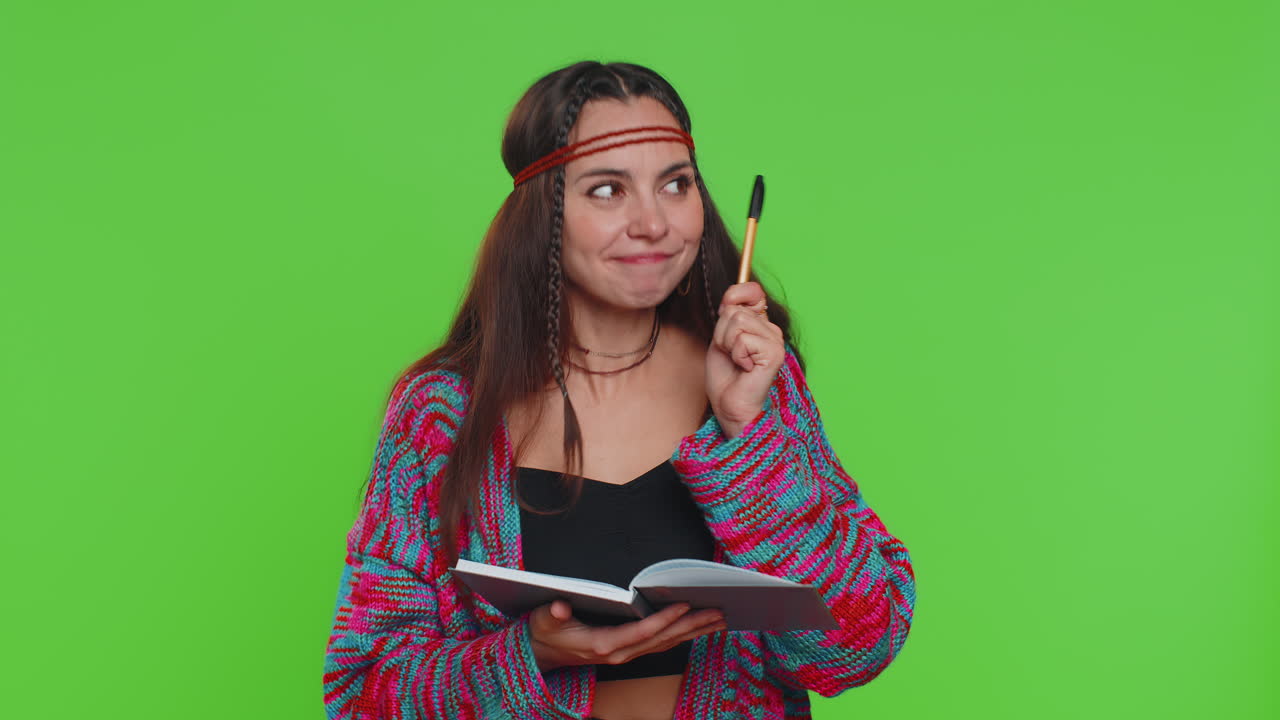 mujer haciendo notas escribiendo pensamientos con pluma en el bloc de notas cuaderno diario lista de tareas buena idea