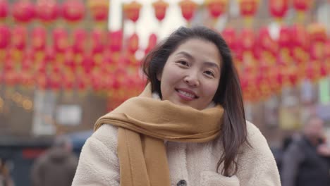 porträt einer lächelnden jungen asiatischen frau in chinatown, london, großbritannien 1