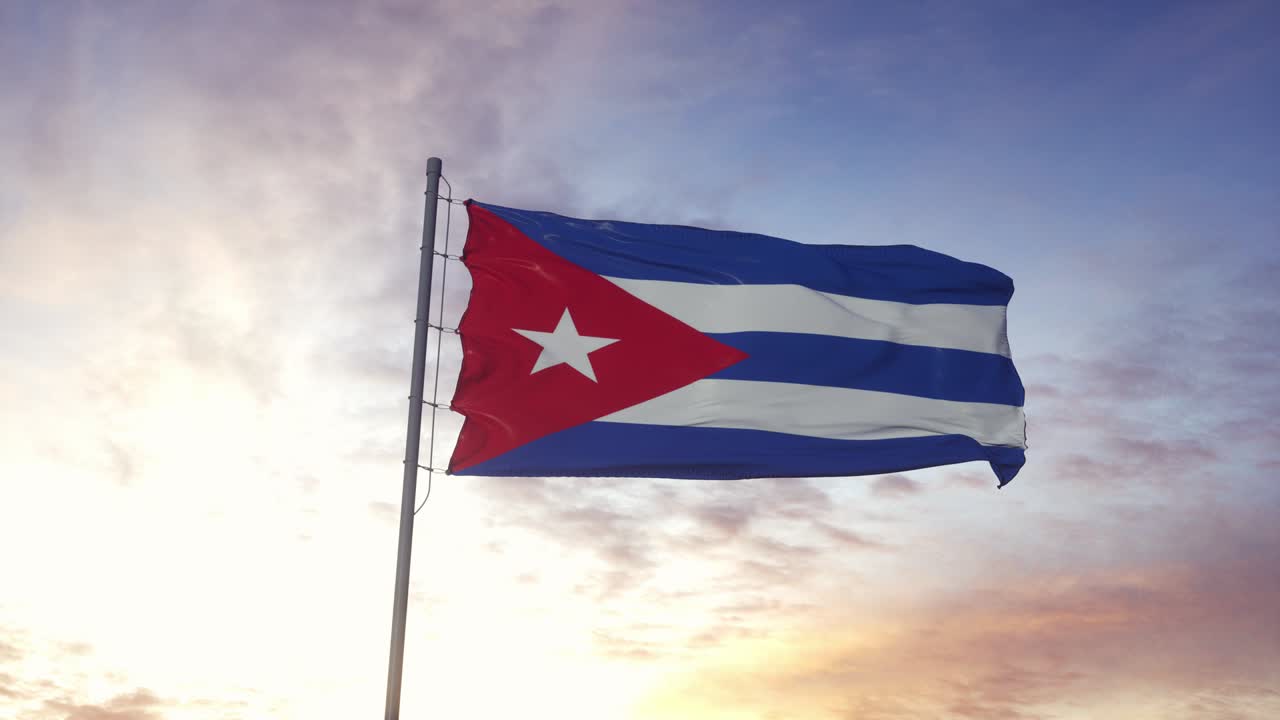 la bandera de cuba ondeando en el viento, el fondo del cielo dramático. 4k