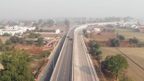vista del tráfico en la carretera desde un paso elevado en punjab