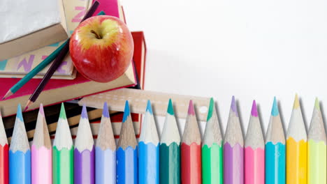 animación de lápices sobre artículos escolares sobre un fondo blanco