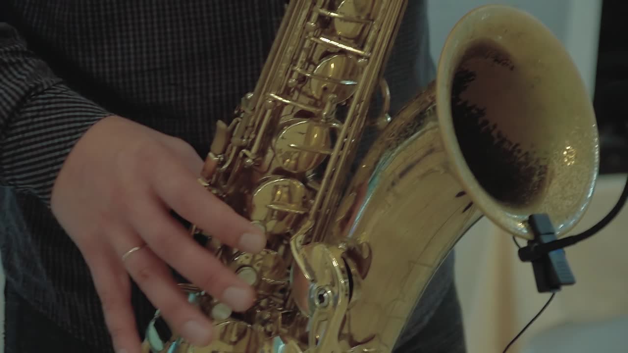 색소폰 연주자가 색소폰 느린 동작을 연주합니다.