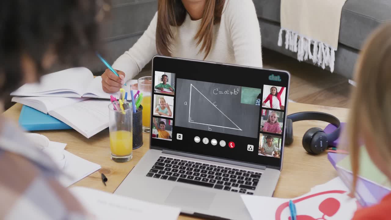 estudiantes diversos usando portátiles para videollamadas con diversos escolares y maestros