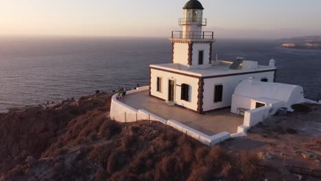 Akrotori-Leuchtturm-Santorini-Griechenland-Sonnenuntergang-Drohnenaufnahmen