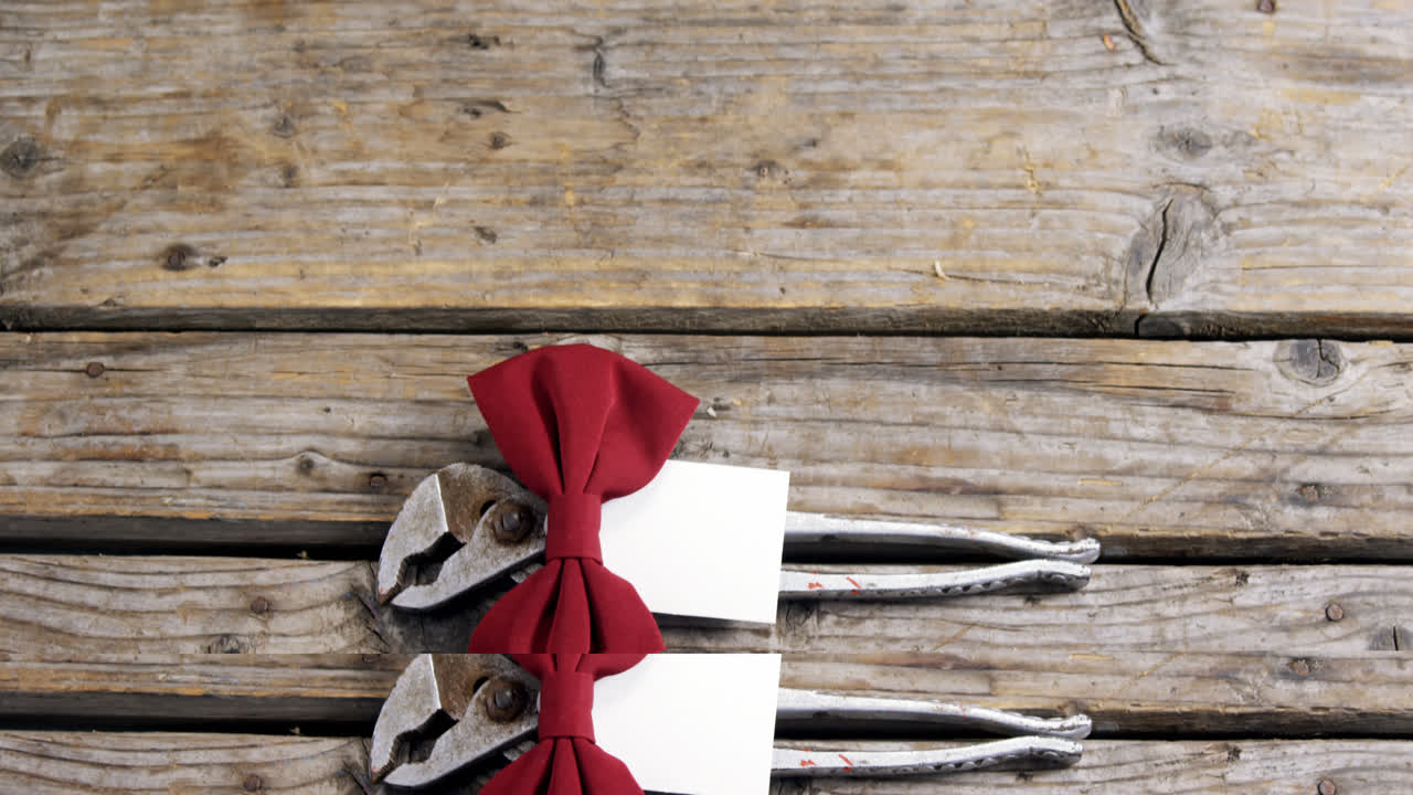pinzas decoradas y herramientas de trabajo antiguas en tablas de madera