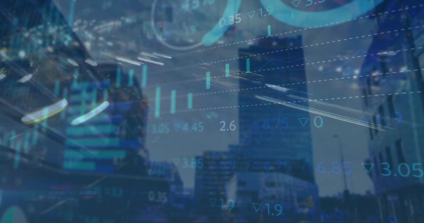 Animación de datos del mercado de valores procesándose sobre edificios altos con el tráfico de la ciudad de noche.