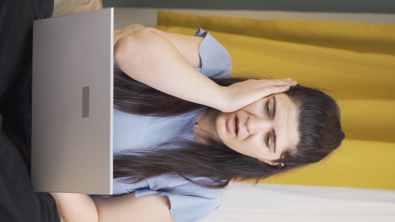 el video vertical de la mujer fracasada está frustrado.