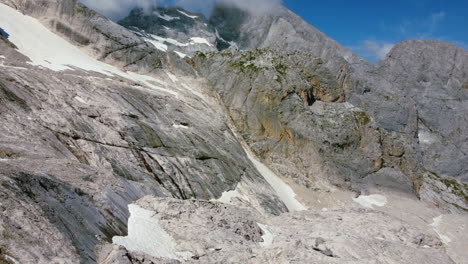 Amplia-Vista-Panorámica-Aérea-De-Los-Picos-De-Las-Montañas-En-Los-Dolomitas-Italianos-Con-Nieve-Derretida-En-Verano