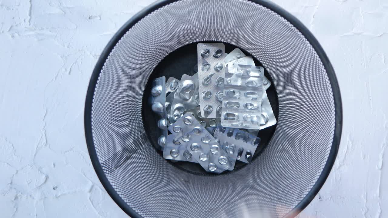 pastillas caducadas arrojadas a la basura