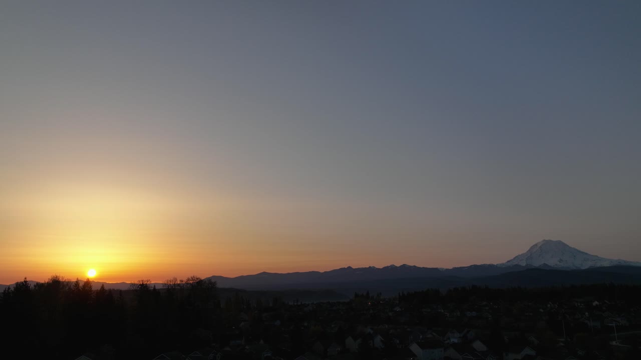 산 근처에서 떠오르는 일출의 공중