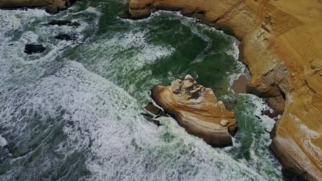 Panorámica-E-Inclinación-Aérea-De-Drones-Con-Hermosas-Vistas-Panorámicas-De-Los-Acantilados-Y-La-Roca-De-La-Catedral,-Perú,-Sudamérica