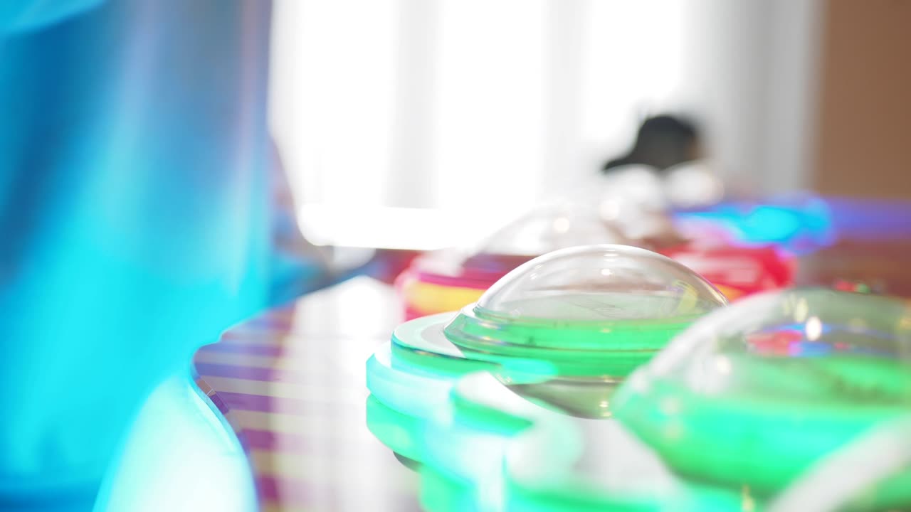 다채로운 아케이드 게임을 하는 사람