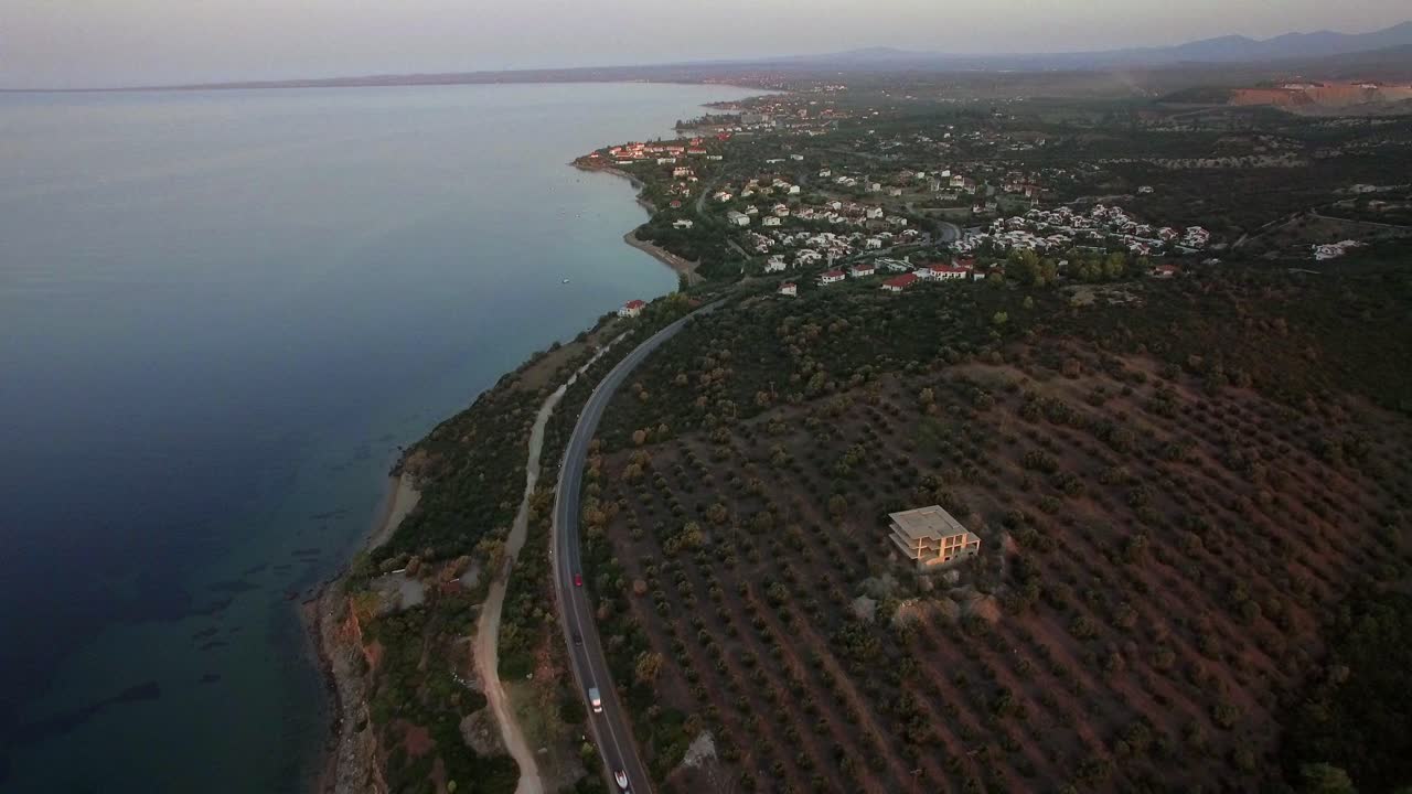 volando sobre el mar y la costa de la playa de trikorfo, grecia