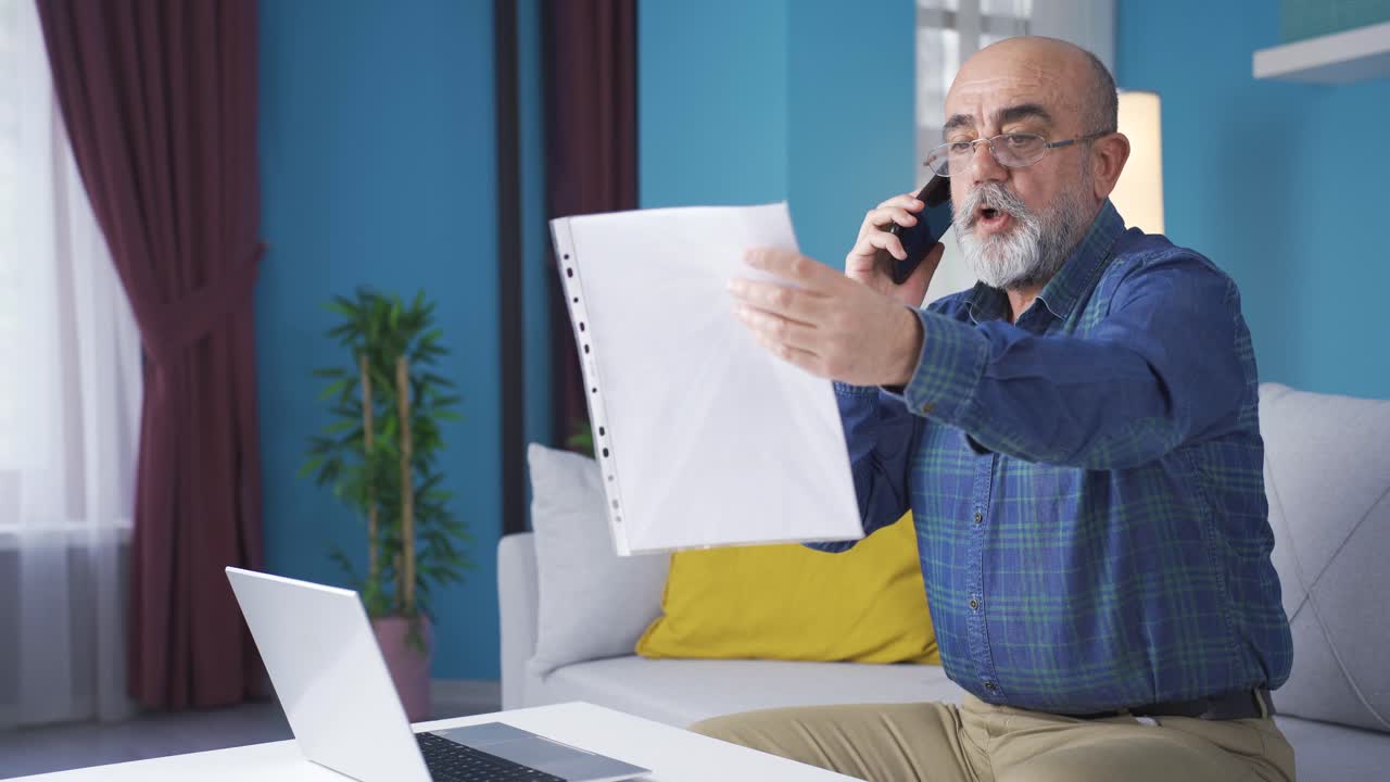 El hombre mayor hablando por teléfono se enoja