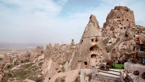 vista del histórico castillo de uchisar en la región de capadocia de turquía.