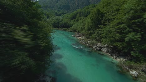 Vista-Aérea-Del-Río-Soca-Con-Aguas-Esmeralda-Que-Fluyen-A-Través-De-Un-Bosque-Verde-En-Eslovenia