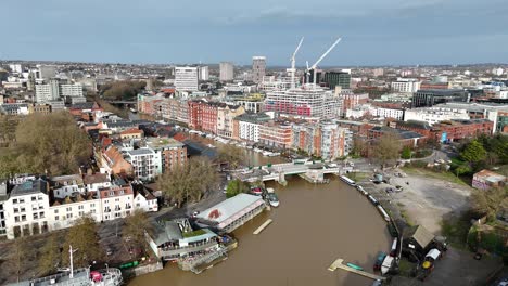 Skyline-Der-Stadt-Mit-Neubauten-Im-Bau,-Harbourside-Bristol,-Großbritannien,-Drohne,-Luftaufnahme