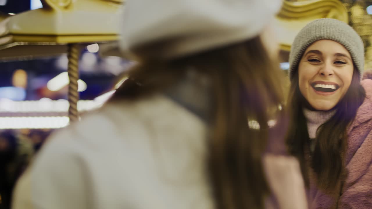 Video amatoriale di amici che si divertono al luna park sulla giostra.
