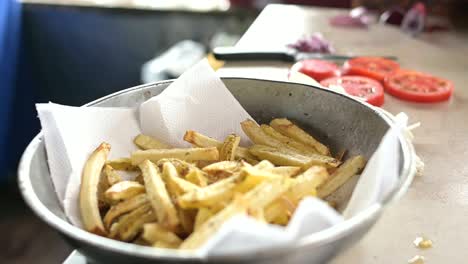 Cocinero-De-Cultivos-Sazonando-Papas-Fritas-En-La-Cocina