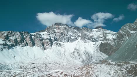 Cerro-Con-Nieve,-El-Depósito-De-Yeso,-Cajón-Del-Maipo,-País-De-Chile