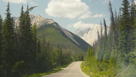 A-beautiful-road-trip-in-the-mountains-of-Jasper-National-Park-in-Canada,-on-a-clear-sunny-day