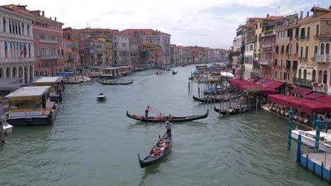 Góndola-Clásica-En-Venecia-En-Los-Canales-De-Italia-Desde-El-Famoso-Puente-Ponte-Di-Rialto