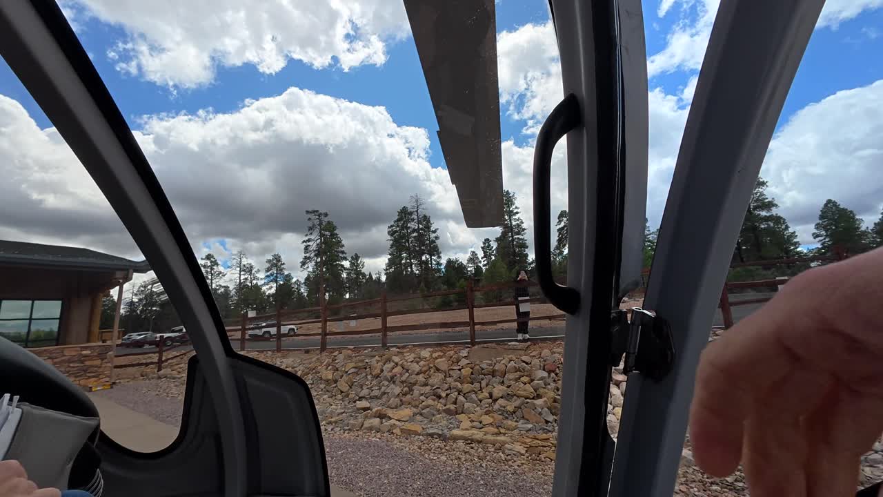 Vista dall'interno di un elicottero mentre un passeggero chiude la porta