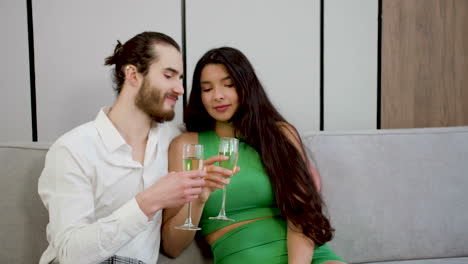 una pareja besándose y hablando en el sofá.